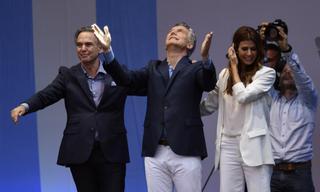 Macri se da un baño de popularidad a una semana de las elecciones presidenciales