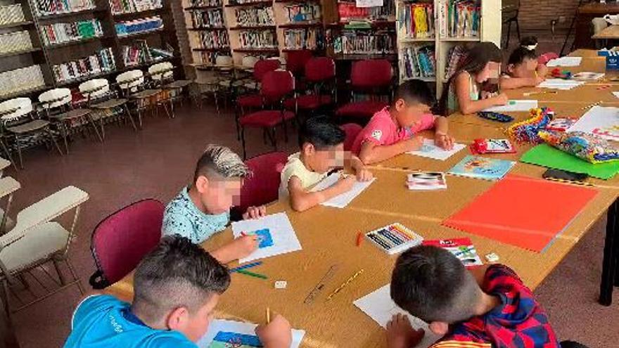 Niños a los que va dirigido el proyecto haciendo actividades en la Biblioteca.