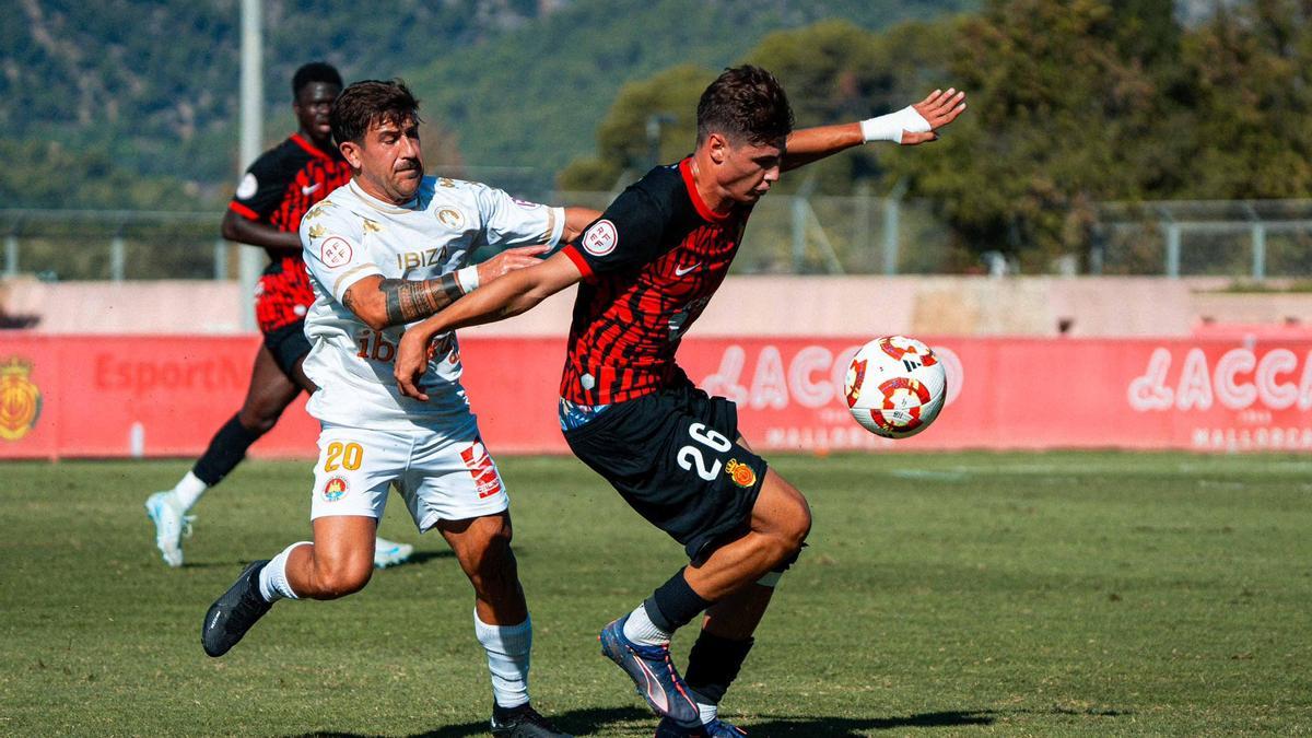 Juanca presiona al mallorquinsta Cesc Riba