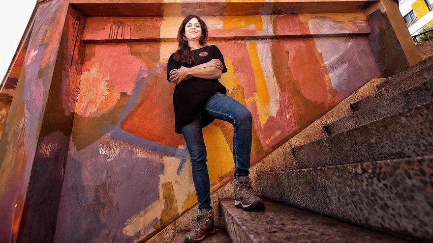 Paula Calavera frente a un mural realizado por ella en la Poeteca de Canarias, en el lagunero Parque Estudiante Javier Fernández Quesada.