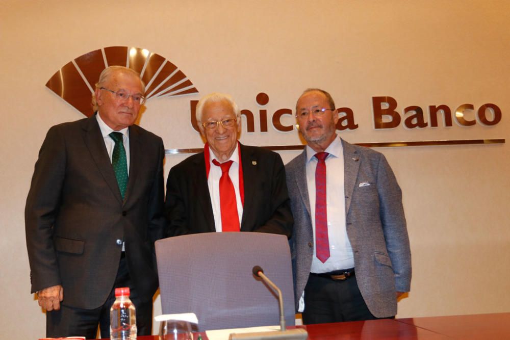 El Salón de Actos de Unicaja Banco acogió este jueves una charla del Padre Ángel organizada por esta entidad financiera. Entre los asistentes al acto, de entrada libre hasta completar aforo, estuvieron presentes el presidente de Unicaja Banco, Manuel Azuaga, y el presidente de Mensajeros de la Paz en Andalucía, Julio Millán.