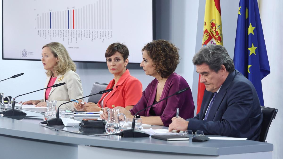 Nadia Calviño, José Luis Escrivá, Isabel Rodríguez y María Jesús Montero, en la rueda de prensa del Consejo de Ministros.