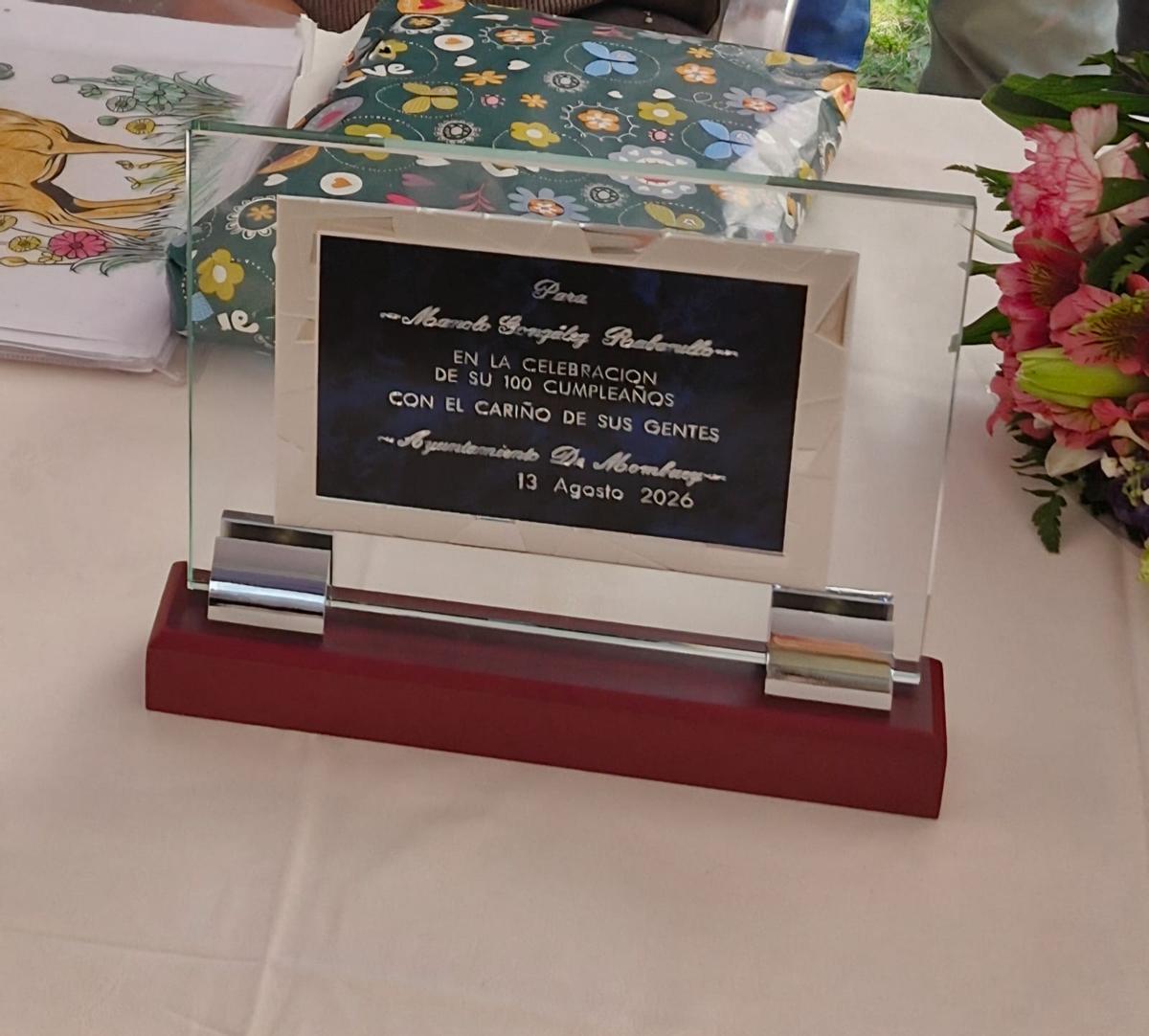 Placa entregada por el Ayuntamiento de Mombuey a su "panadero".