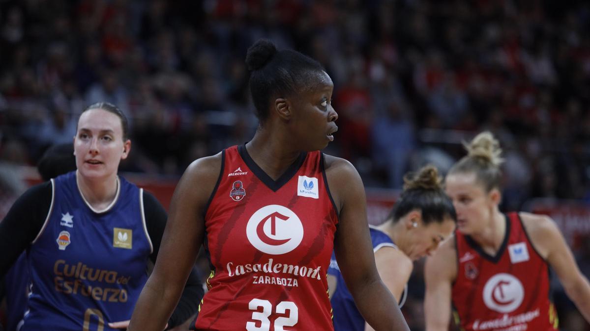 Christelle Diallo, junto a Hempe en el partido de ida de semifinales frente al Valencia.