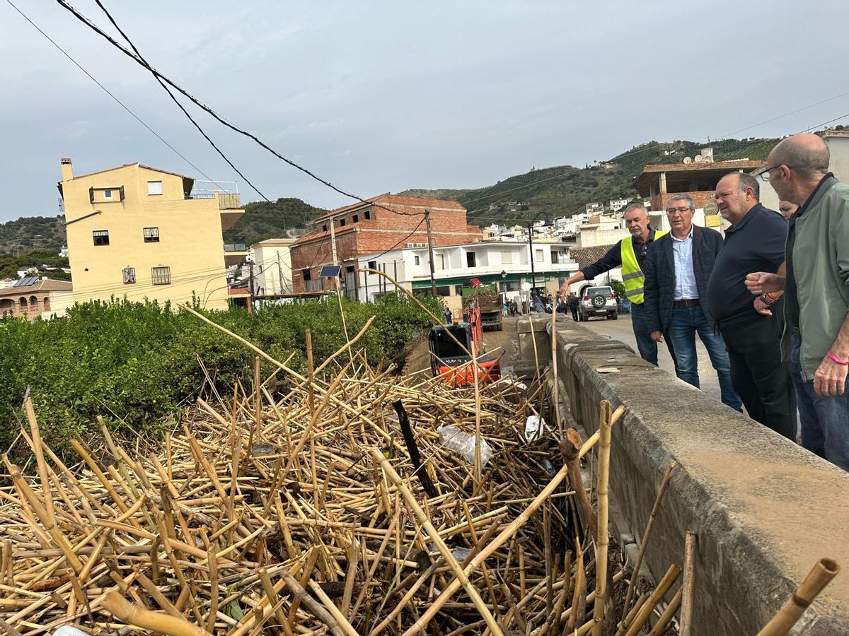 El presidente provincial, Francisco Salado, durante su visita a Benamargosa.