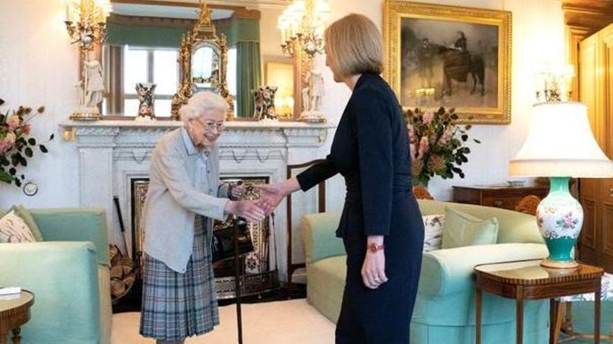 La reina Elisabeth II amb la primera ministra britànica Liz Truss a Balmoral aquest dimarts