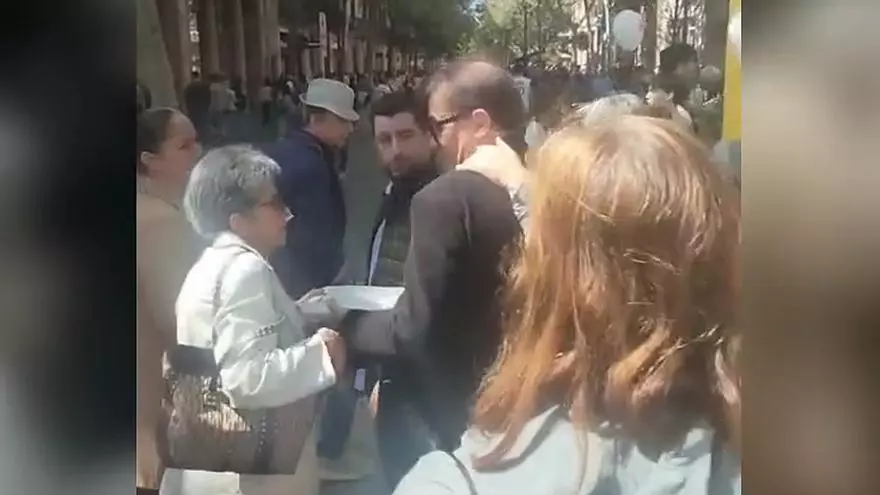 Javier Cercas tiene problemas para abrirse paso por la Rambla de Catalunya, de tan célebre que se ha hecho este año