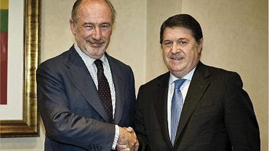 Rodrigo Rato y José Luis Olivas, juntos tras el pacto entre Caja Madrid y Bancaja.