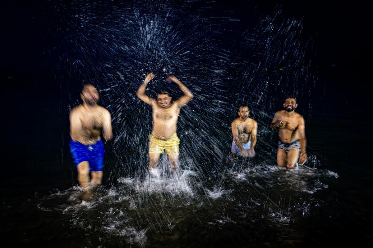 Refugio nocturno: Barcelona se refresca y descansa en sus playas durante las noches calurosas