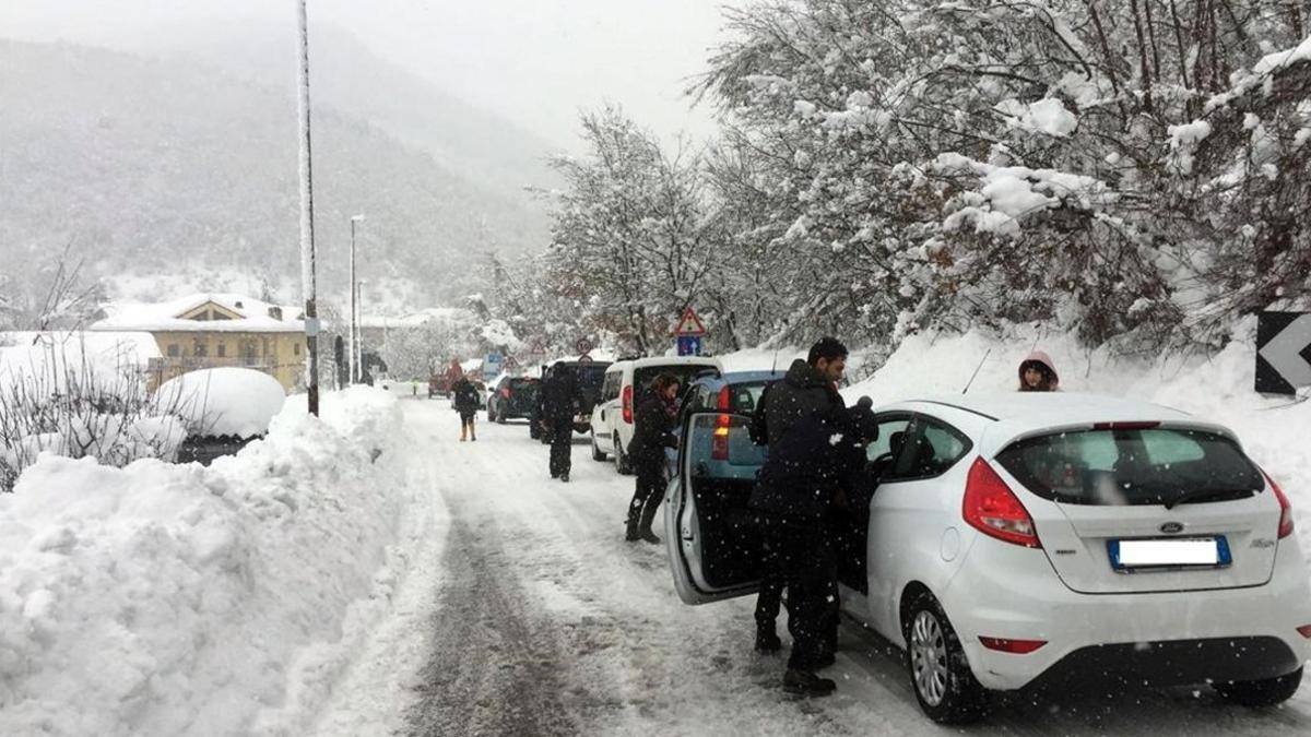 Vehículos permanecen atrapados en una carretera cortada por las fuertes nevadas en la zona de Montereale (Abruzos), el 18 de enero.