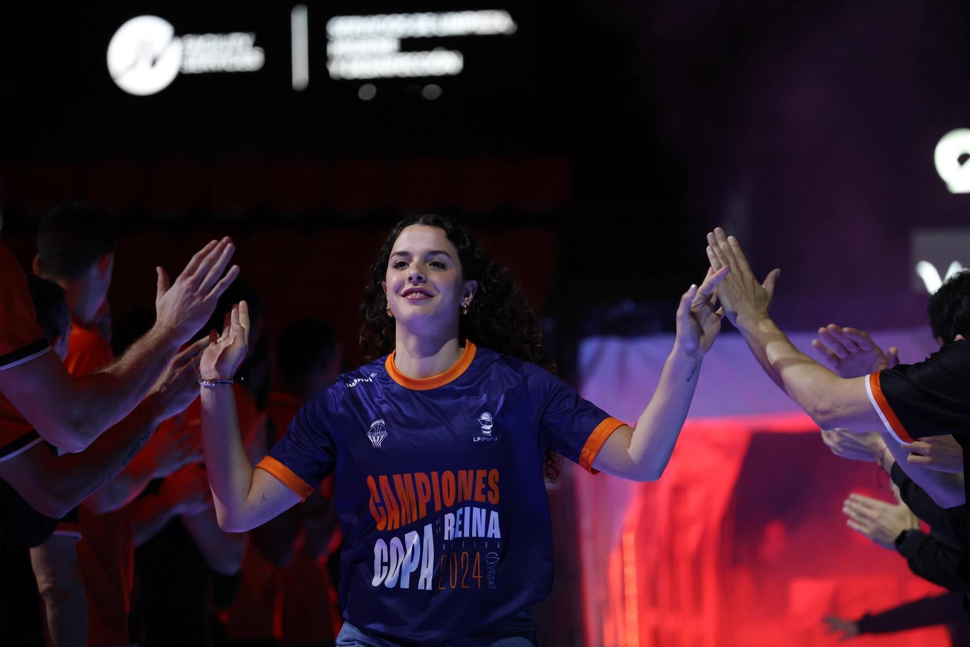 El Valencia Basket celebra a lo grande la Copa de la Reina con su afición