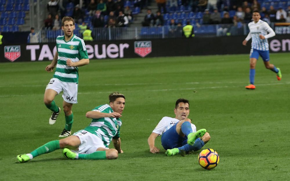 Las imágenes del derbi andaluz en La Rosaleda, que estuvo precedido de un minuto de silencio en memoria de Pablo Ráez. Sobre el césped, el conjunto bético remontó un choque en el que el Málaga CF no estuvo bien.