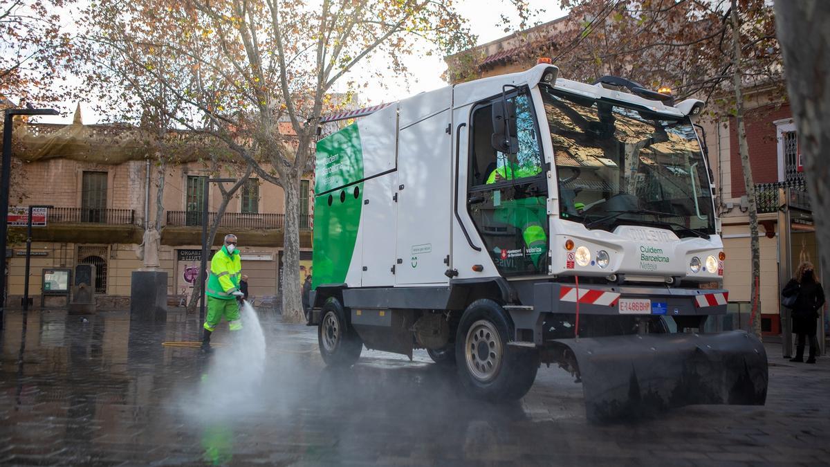 Barcelona: Personal de Valoriza limpia las calles.