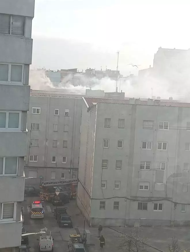 Dos personas atendidas por inhalación de humo tras un incendio en las Casas de Franco