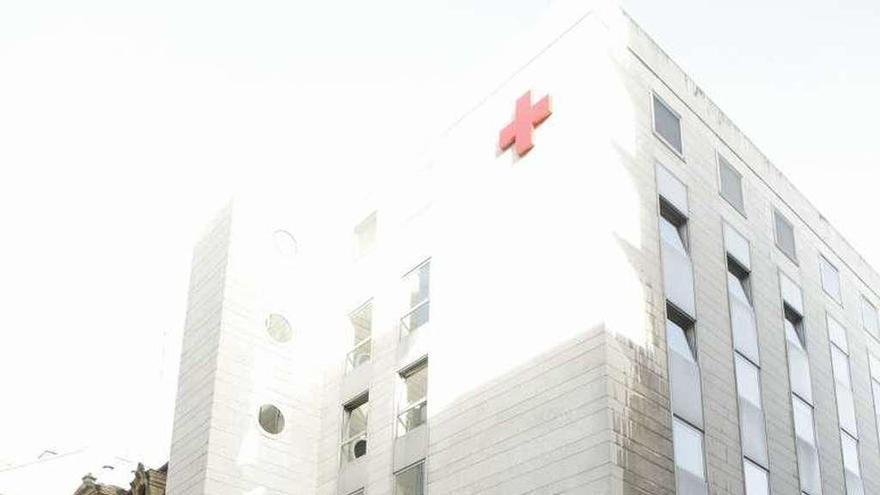 Puerta principal del Hospital de la Cruz Roja, en la calle Uría.