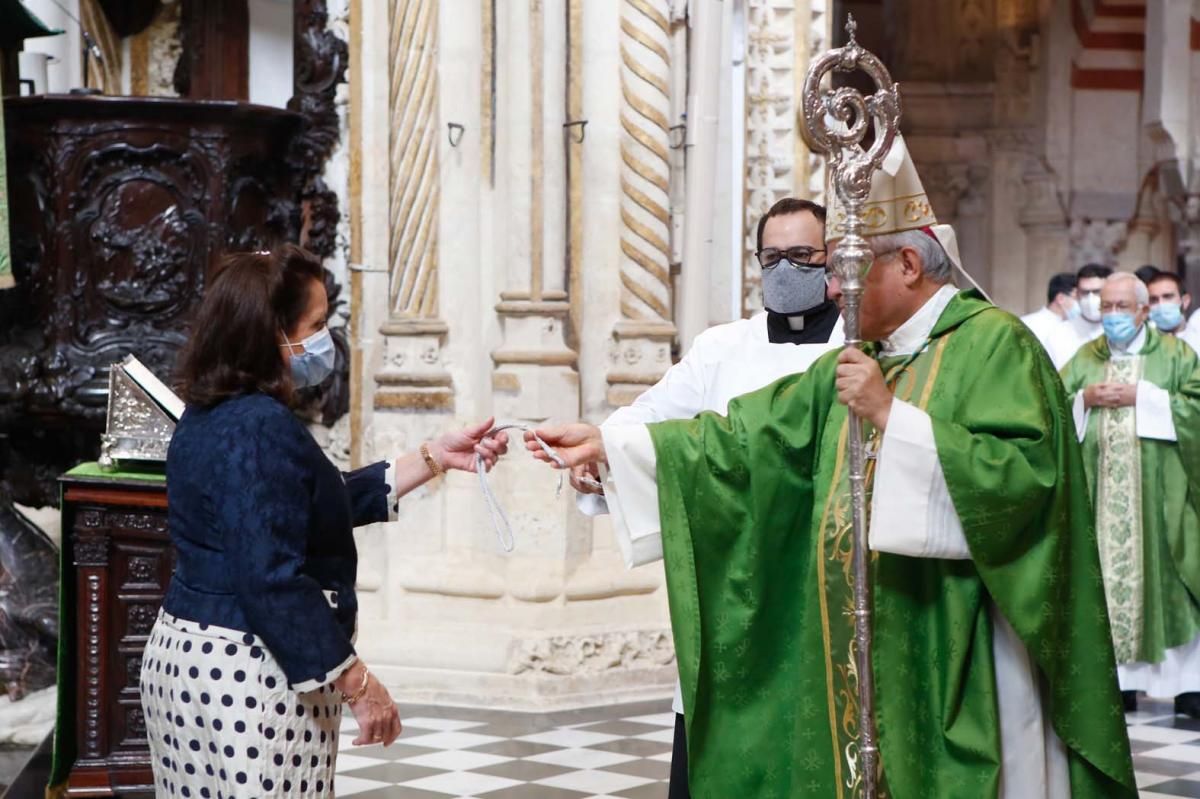 Olga Caballero y la junta directiva de la Agrupación de Cofradías toman posesión en la Catedral