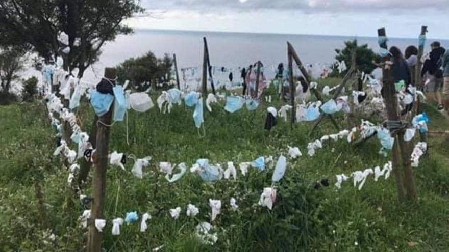Una imagen para la indignación: mascarillas abandonadas en San Andrés de Teixido