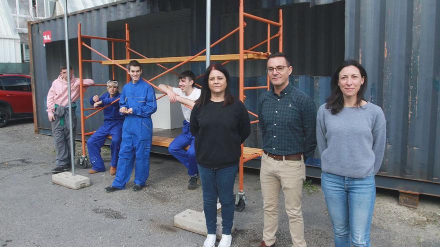 Alumnos, responsables de los proyectos y el director de A Farixa, ayer, en el centro. |   // I. OSORIO