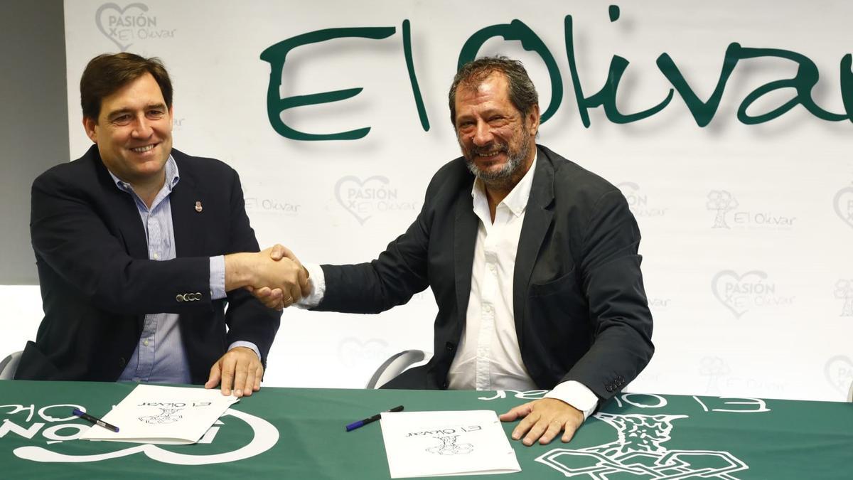 Reynaldo Benito y Francisco José Pablo Cerezuela, firmando el acuerdo que renueva la vinculación entre el Estadio Miralbueno El Olivar y el Casademont Zaragoza.
