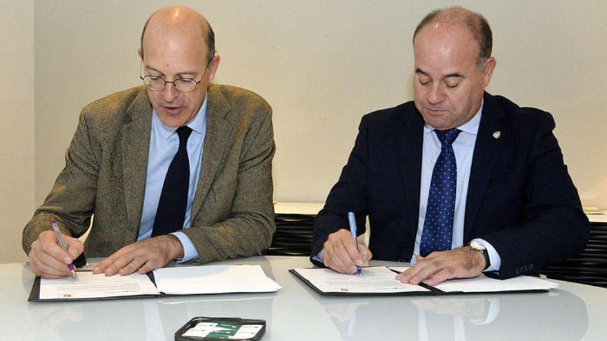 El alcalde de Antequera, Manolo Barón, y el presidente de RENFE, Pablo Vázquez, firmando el acuerdo.