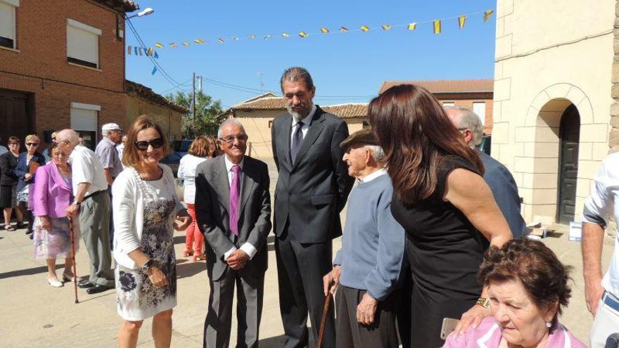 Paloma Rocasolano, a la izquierda, junto al vicepresidente de la Diputación, Juan Dúo, y varios mayores de la localidad