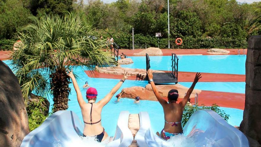 Cerca de 2.000 personas visitan la piscina Parc Vedat en su primera semana