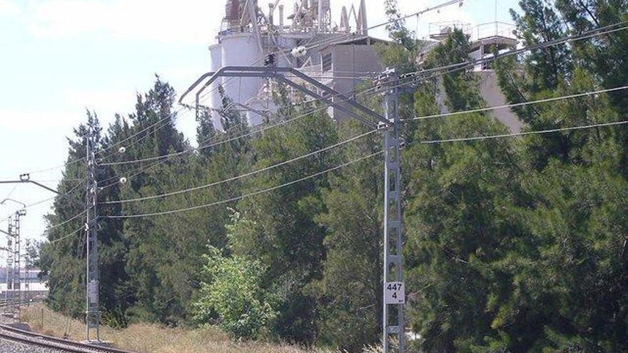 Muere un joven al saltar en paracaídas desde una cementera