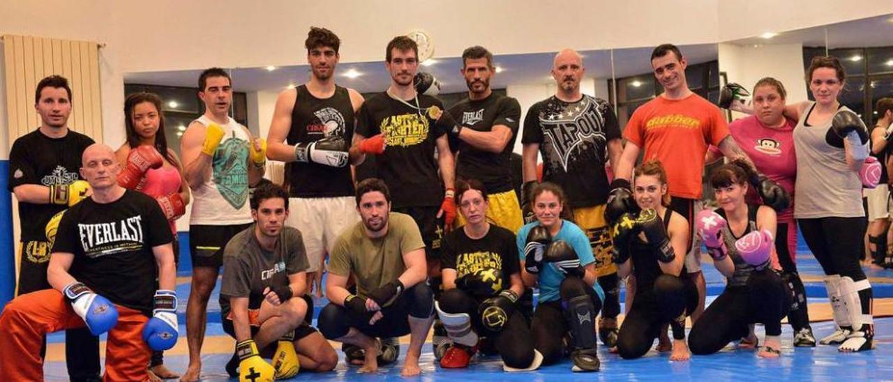 Los componentes del equipo de Kick Boxing del Manuel Llaneza.