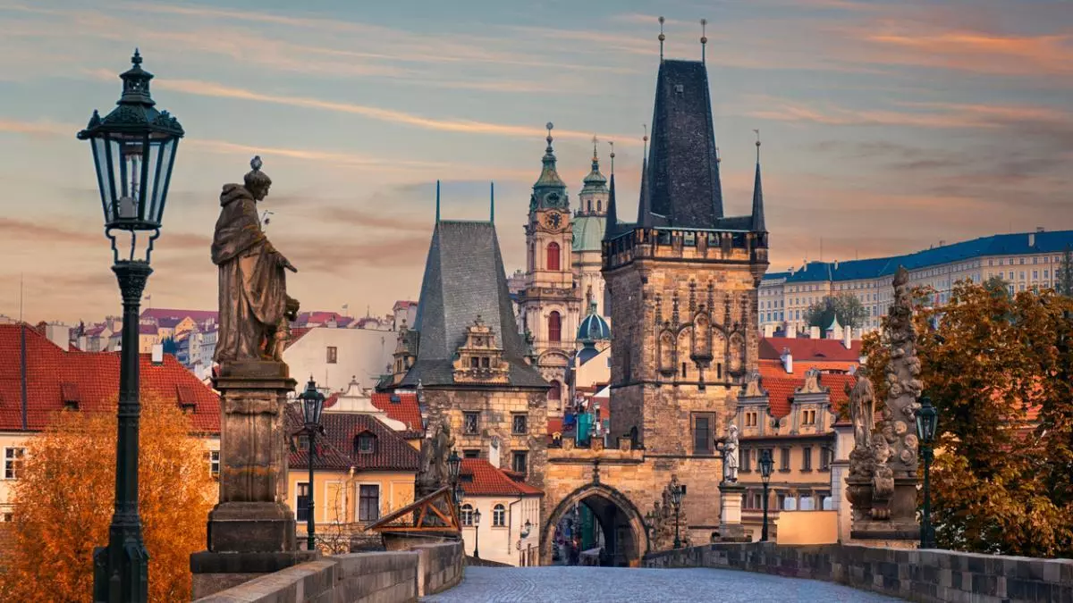 El farolero de Praga: la magia de la Navidad en el puente de Carlos