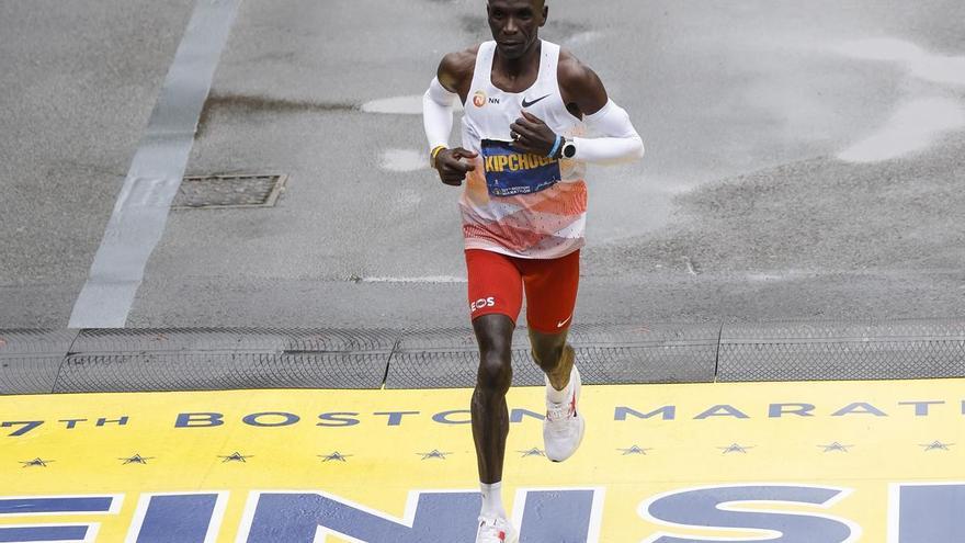 La lluvia frena a Kipchoge en el exigente maratón de Boston