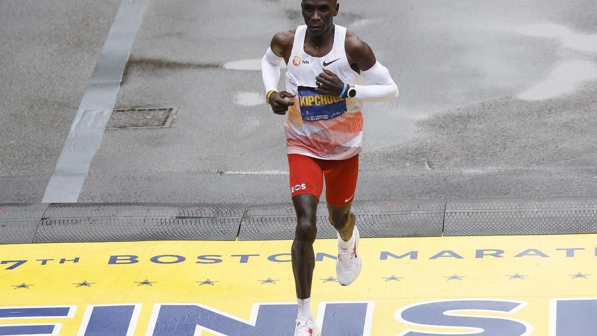 Kipchoge cruza la meta del maratón de Boston 2023 en sexta posición.