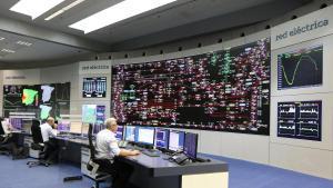 Les elèctriques i la gran indústria s’uneixen per vigilar els sobrecostos disparats de la llum un any després de l’apagada i assenyalen Red Eléctrica