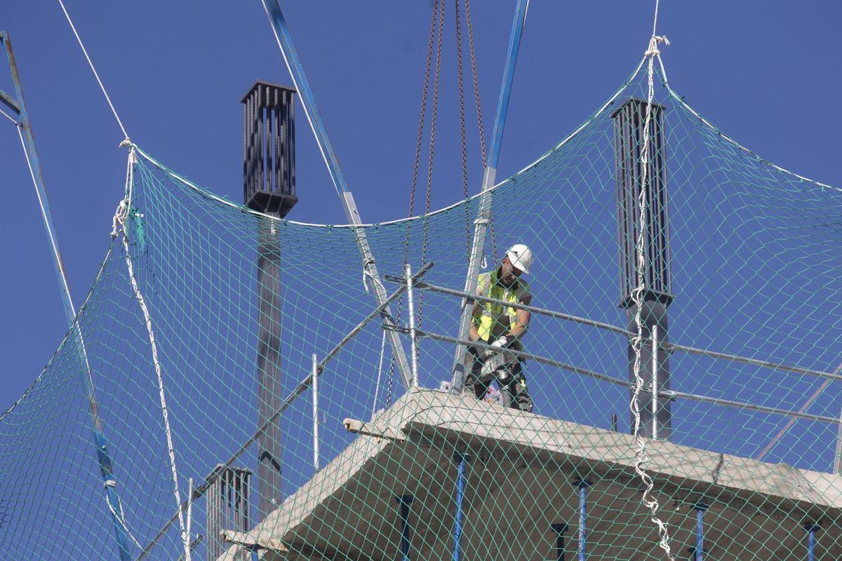 Un trabajador de la construcción en València, en una imagen de archivo.