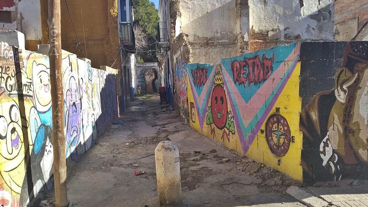 La calle Poeta Luque Gutiérrez, un callejón en declive asomado a Cobertizo del Conde.