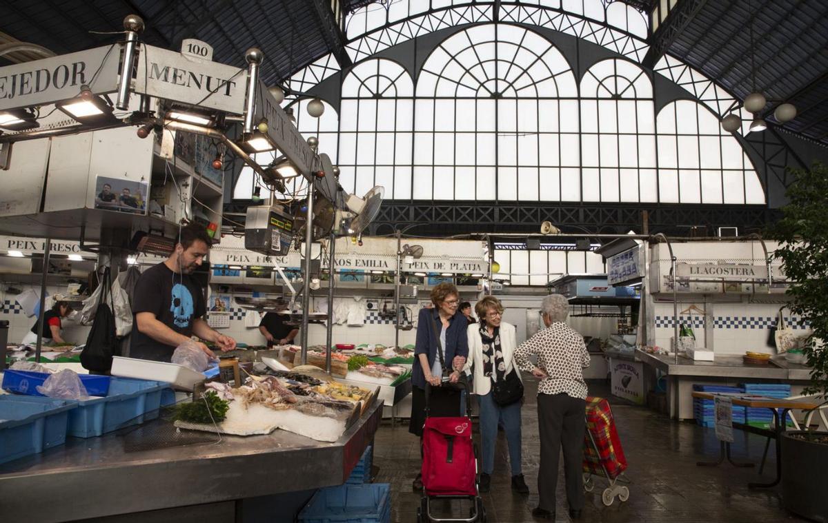 Un mercat de Badalona, en risc de tancar pel seu estat Un mercat de Badalona, en risc de tancar pel seu estat