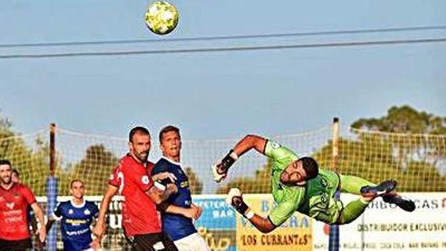 El guardameta Jorge Rives tuvo ayer una actuación soberbia; en la fotografía, evita un gol del Sant Rafel con una impresionante intervención.