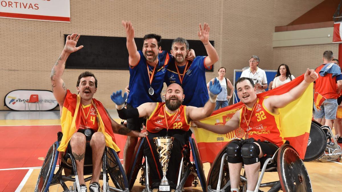 Los tres jugadores y el mecánico (de pie a la derecha) de Adapta Zaragoza y de la Selección Española celebran junto al entrenador el triunfo en el Europeo B