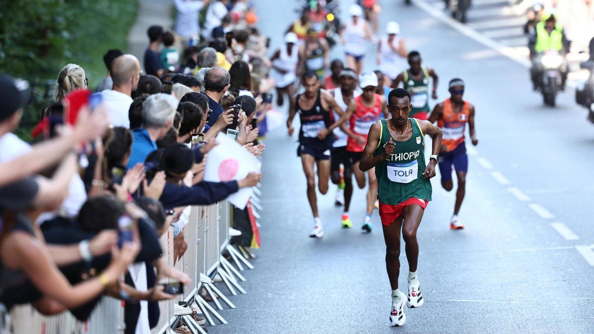 El etíope Tamirat Tola encabezando la prueba de maratón masculino en los Juegos Olímpicos de París 2024