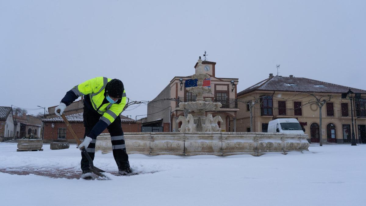 Un trabajador municipal trabaja para retirar la nieve en Moraleja