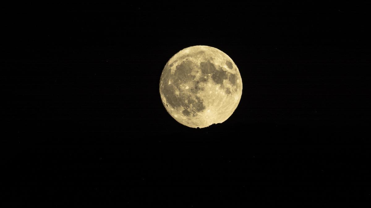 FOTOGALERÍA | La 'Luna del Ciervo' ilumina la noche de Hervás.