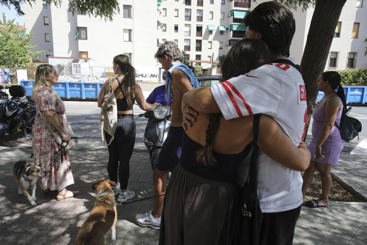 GRANADA, 18/08/2026.- Vecinos en la calle tras la serie de terremotos este martes en Granada que han dejado tres heridos leves, con una menor trasladada al hospital. El terremoto de magnitud 4,7 y con epicentro en la localidad granadina de Gójar, así como sus cuatro réplicas, que ha obligado a desalojar de manera preventiva los Palacios Nazaríes y la Alcazaba del monumento de la Alhambra de Granada. EFE/ Pepe Torres