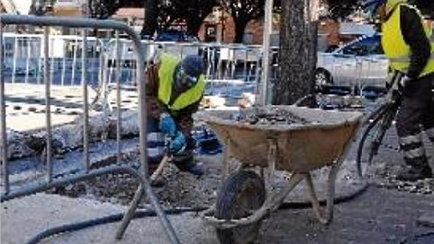 Operaris de la brigada municipal fent tasques de manteniment.