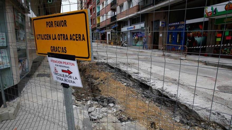 La calle González Abarca, ayer, en obras.