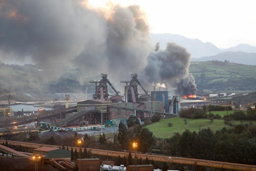 Incendio en un desguace de Gijón.