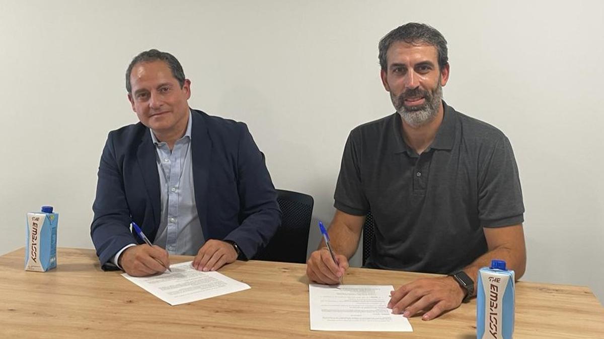 Miguel Marcos, director médico de Quirónsalud Marbella, y Berni Rodríguez, de Training Center Higuerón, en la firma del acuerdo de colaboración