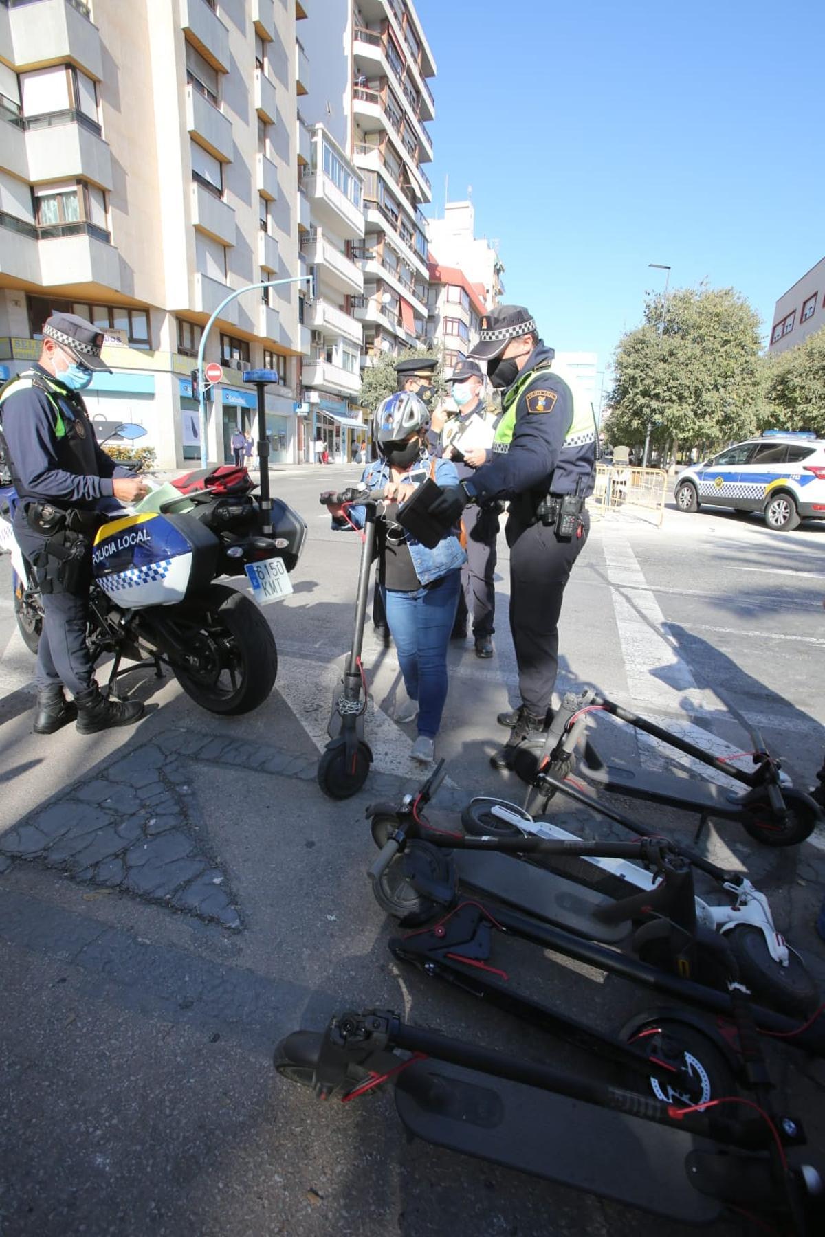 Primeras multas en Alicante a usuarios de patinetes por incumplir la ordenanza Primeras multas en Alicante a usuarios de patinetes por incumplir la ordenanza
