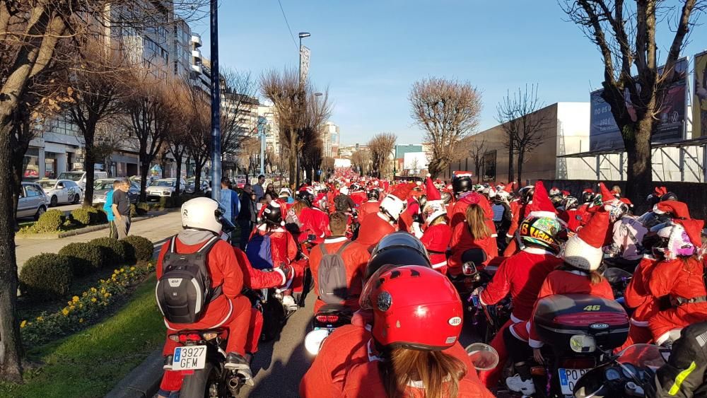 Un año más los papanoeles recorren las calles de Vigo, en un evento organizado por Moto Club Galicia y Revista Motera