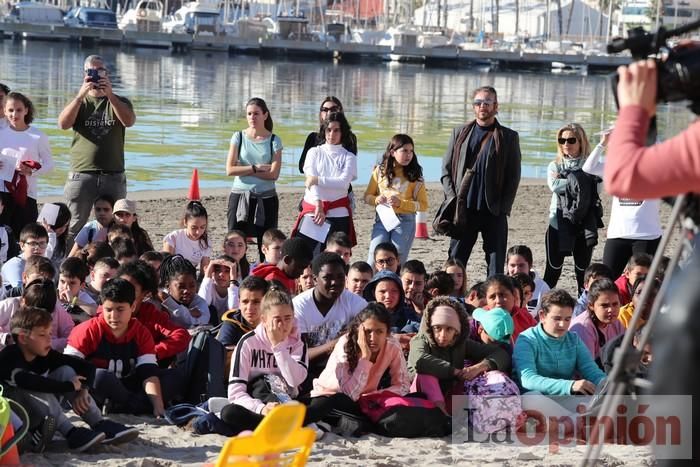 Un 'SOS' gigante para el Mar Menor formado por escolares en Villananitos