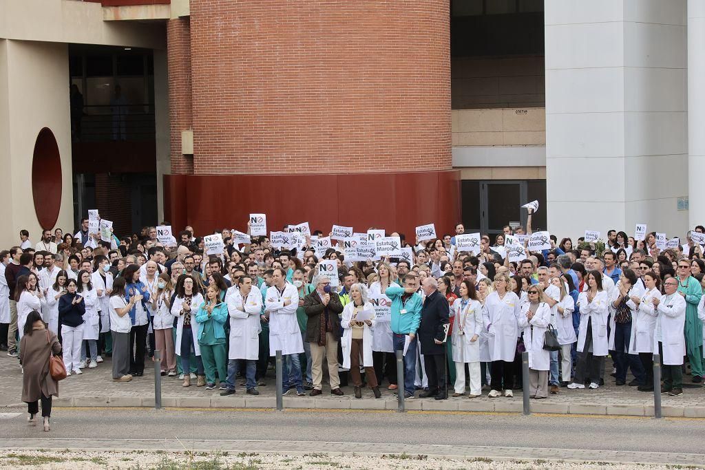 La protesta de los médicos contra el Estatuto Marco de Sanidad a las puertas de la Arrixaca, en imágenes