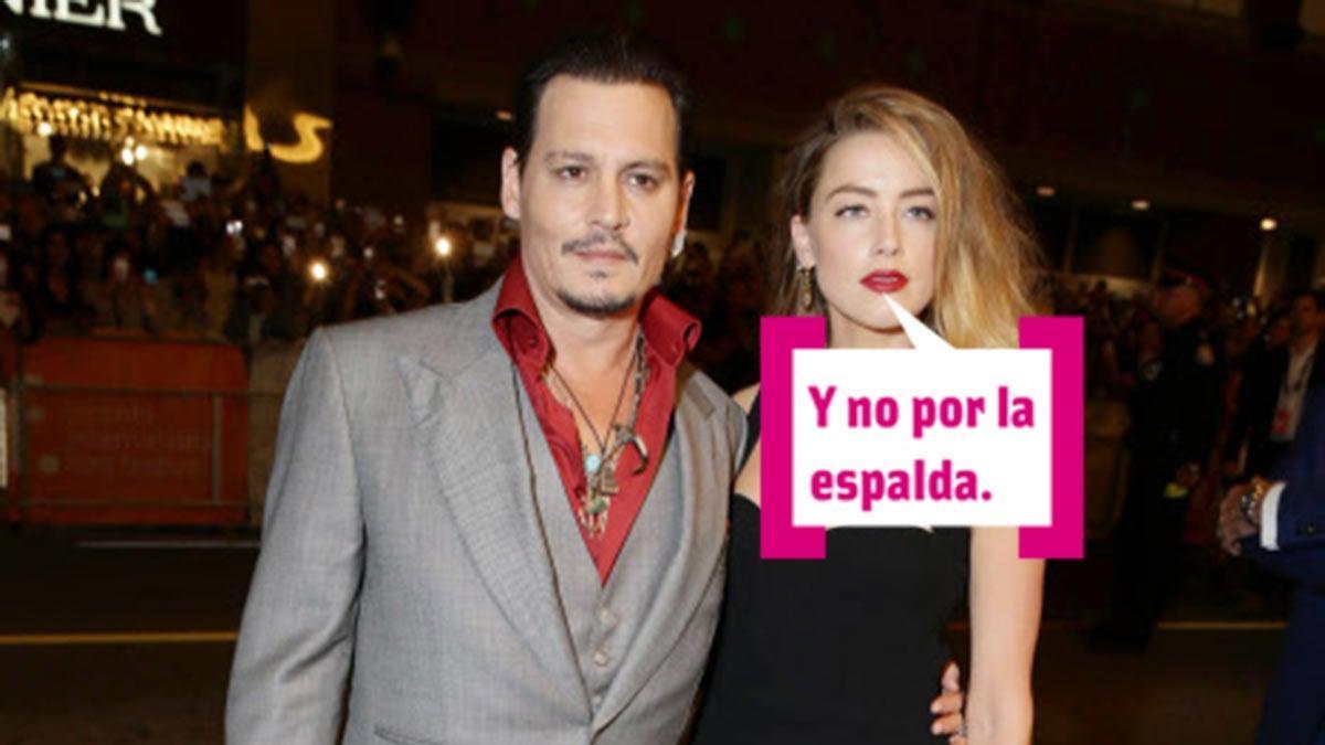 Johnny Depp y Amber Heard posando juntos en un estreno de cine